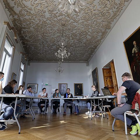 Mitglieder des Jugendrates bei der Weiterentwicklung ihrer Geschäftsordnung im Rahmen des EUSALP-Treffens in Nizza