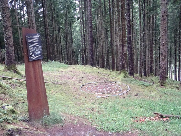 Blick auf den "Archäologielehrpfad Goldbichl"