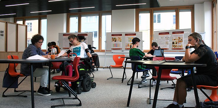 Jugendliche beim Arbeiten