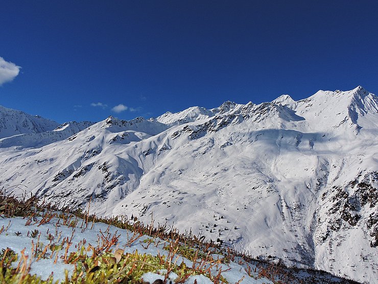 © Benedikt Kolp schneeige Berggipfel des Taschachtals an einem sonnigen Tag mit blauem Himmel