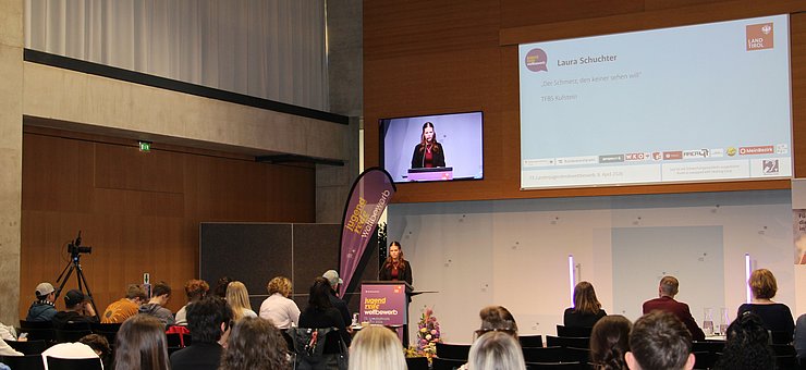 Jugendliche spricht vor Publikum