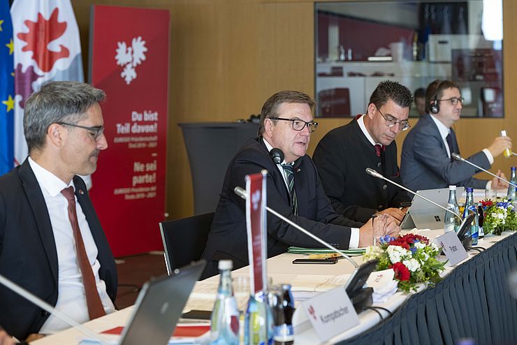 Im Vorfeld der Pressekonferenz tagte die Euregio-Vorstandssitzung. V.l. V.l. LH Arno Kompatscher (Südtirol), LH Günther Platter, Generalsekretär Matthias Fink und LH Maurizio Fugatti (Trentino). 