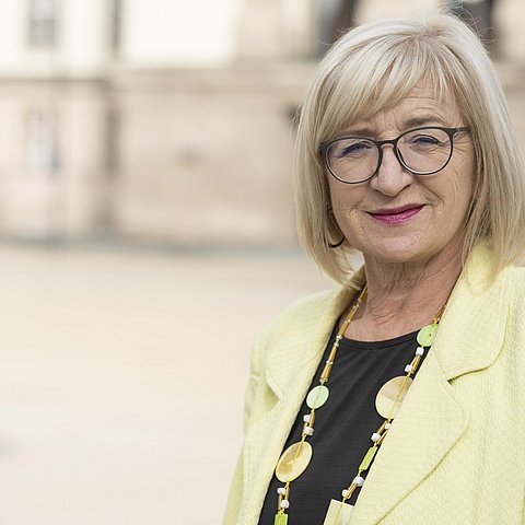 Arbeits- und Bildungslandesrätin Beate Palfrader: "Wählen Sie mit – zwölf Jugendliche, die bereits ‚Lehrling des Monats‘ im Jahr 2020 geworden sind, stellen sich zur Wahl zum ‚Lehrling des Jahres 2020‘!" 