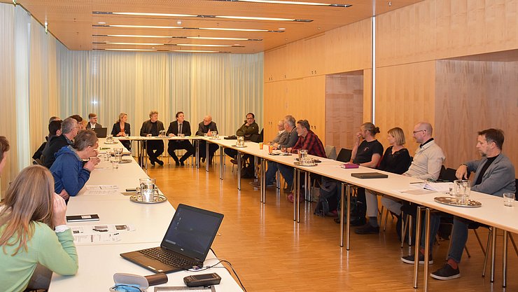 Sitzung des Beirats an einem großen Tisch