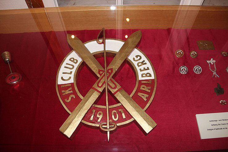 Schiclubabzeichen im "Museum St. Anton am Arlberg"