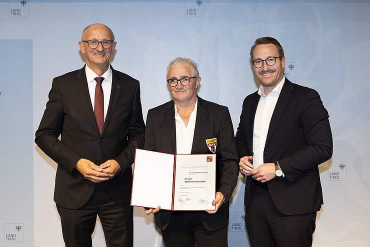 © Land Tirol/W9 Mario Webhofer v.l.n.r.: LH Anton Mattle, Hansjörg Weitenbacher, 1.LH-Stv. Philip Wohlgemuth