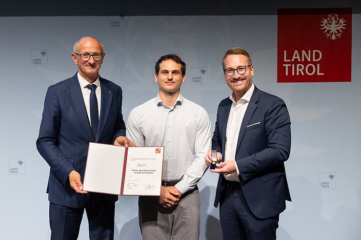 Verleihung Tiroler Sportehrennadel in Gold mit Brillant, v.l.n.r. LH Anton Mattle, Georg Gabl, 1. LHStv. Philip Wohlgemuth