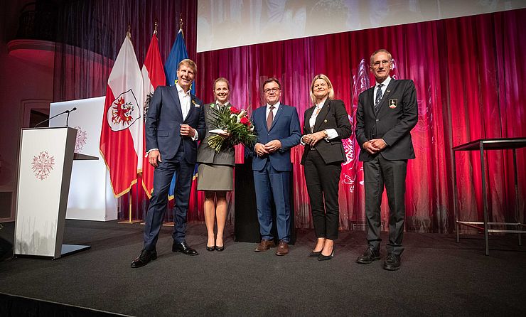 von links: Club Tirol-Präsident Hadschieff, Lisa Hauser, LH Platter, BMin Tanner, KSC-Präsident Michael Huber (Laudator von Lisa Hauser).