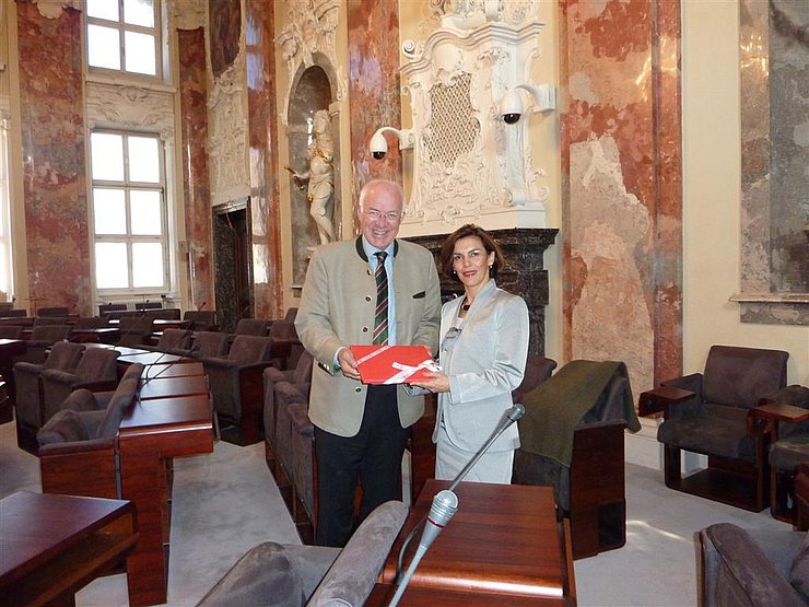 Die Botschafterin Carla Maria Rodriguez Mancia mit Landtagspräsident van Staa im Sitzungssaal des Tiroler Landtages.