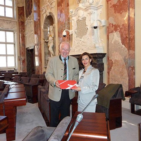 Die Botschafterin Carla Maria Rodriguez Mancia mit Landtagspräsident van Staa im Sitzungssaal des Tiroler Landtages.