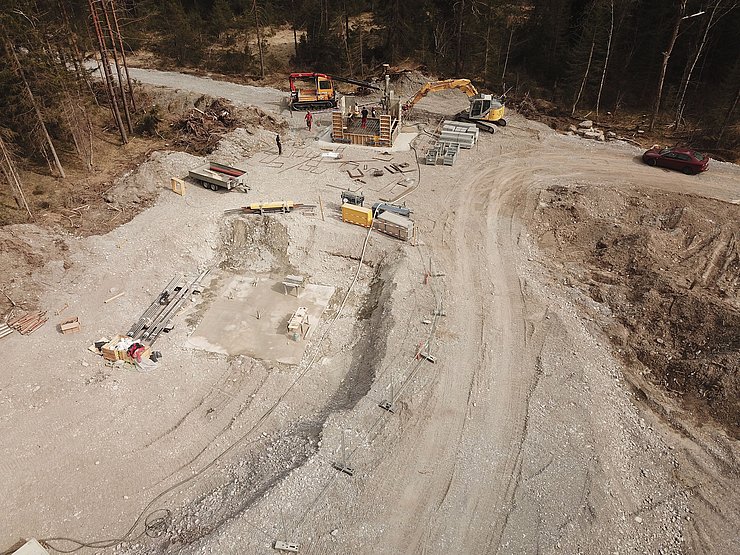 Beginn mit der Fundierung der Hängebrücke auf Forchacher Seite Anfang April 2020.