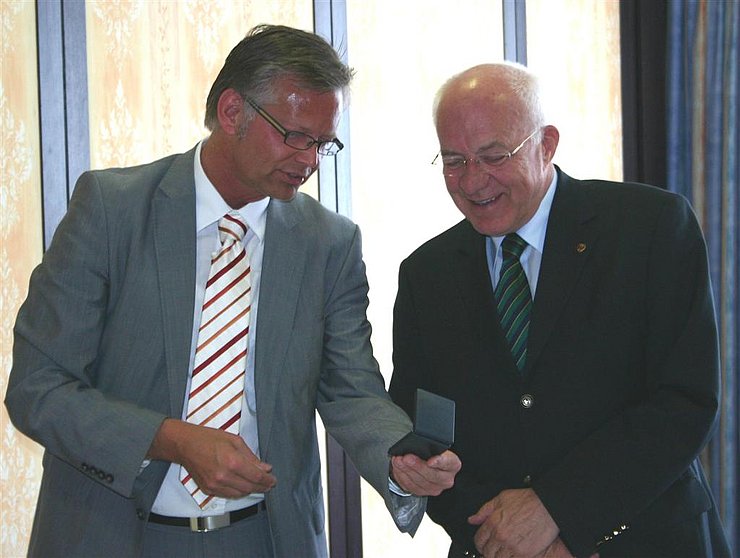 Bild 1: Der Vorsitzende des Petitionsausschusses im Berliner Abgeordnetenhaus Ralf Hillenberg bedankte sich bei Landtagspräsident van Staa für die Gastfreundschaft