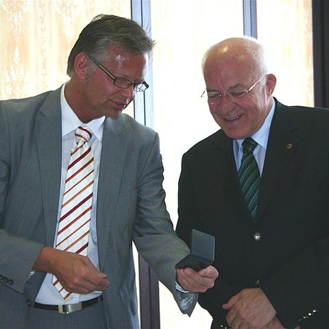 Bild 1: Der Vorsitzende des Petitionsausschusses im Berliner Abgeordnetenhaus Ralf Hillenberg bedankte sich bei Landtagspräsident van Staa für die Gastfreundschaft