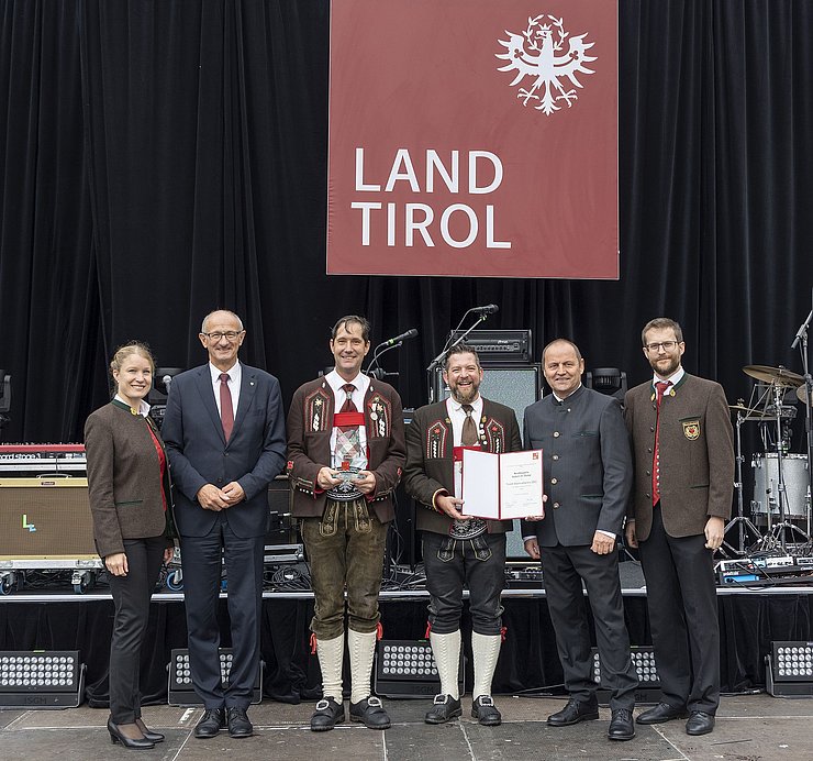 LH Anton Mattle (2. v.li.) und LHStv Josef Geisler (2.v.re.) mit VertreterInnen der Preisträger des Preises für Blasmusik: Die Musikkapelle Huben im Ötztal. 