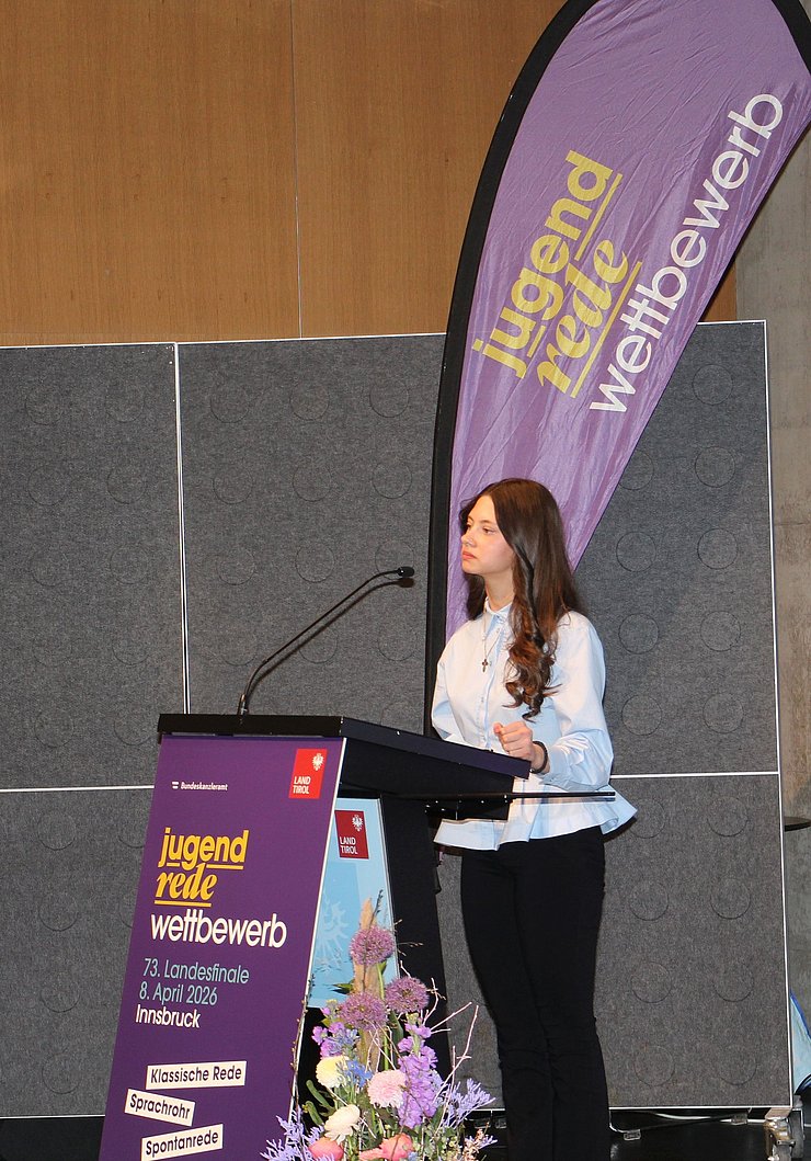 Jugendliche spricht in Mikrofon