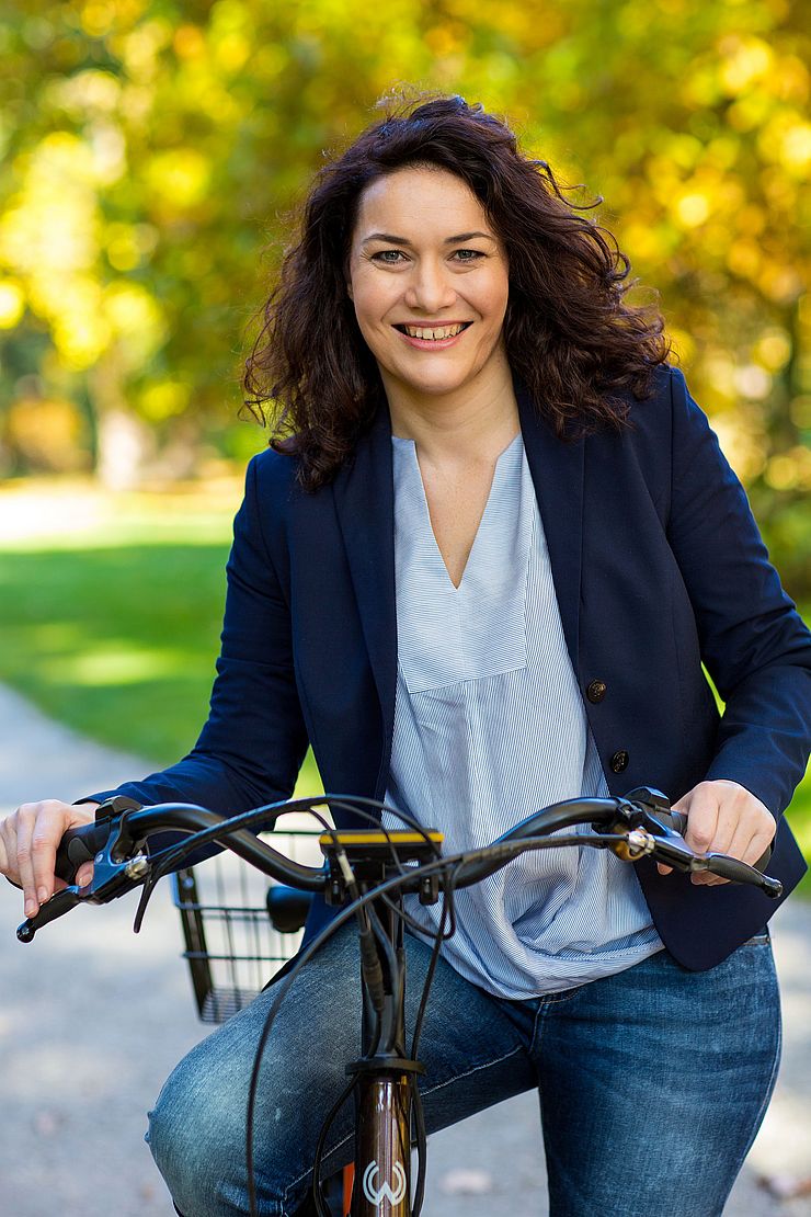 Porträtfoto LHStvin Ingrid Felipe, auf einem Fahrrad.