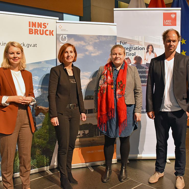 Innsbrucks Integrationsstadträtin Elisabeth Mayr und Integrationslandesrätin Gabriele Fischer mit den ReferentInnen der Integrationsenquete Simone Egger und Christian Schüle.