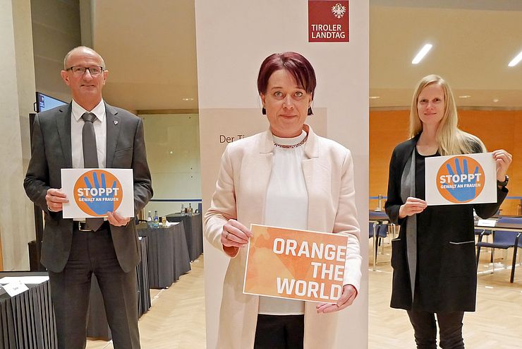 Landtagspräsidentin Sonja Ledl-Rossmann (Mitte) und ihre VizepräsidentInnen Toni Mattle und Stephanie Jicha betonen die Bedeutung von Zivilcourage im Kampf gegen Gewalt an Frauen und Mädchen.
