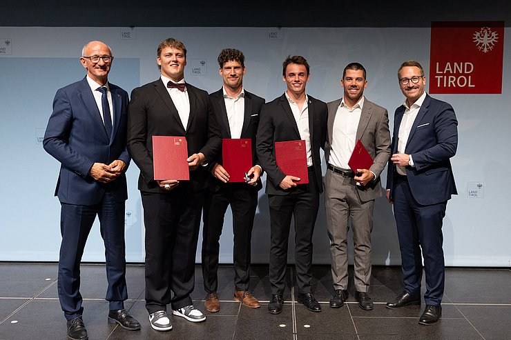 Verleihung Tiroler Sportehrennadel in Gold mit Brillant, v.l.n.r. LH Anton Mattle, Jan Mayerhofer, Vincent Müller, Adrian Platzgummer, Tobias Rodlauer, 1. LHStv. Philip Wohlgemuth