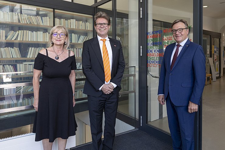 Gruppenfoto im Schulgebäude