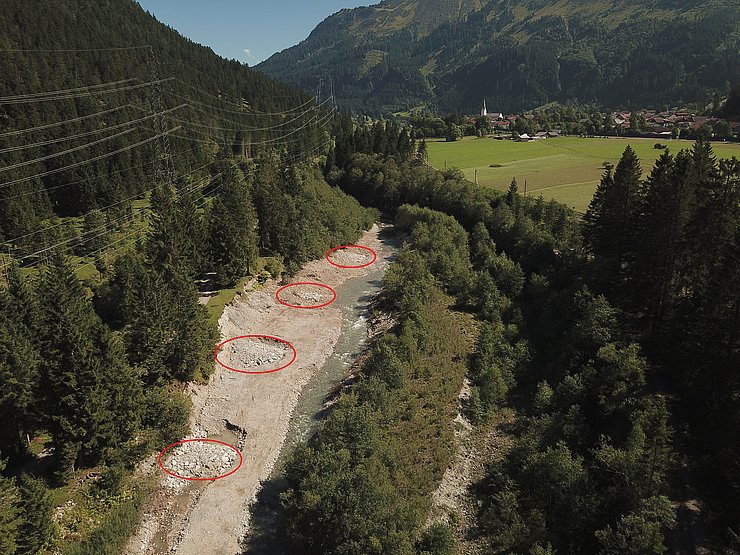 Das Ufer wird durch 4 Stück Kurzbuhnen gesichert (rot markiert).