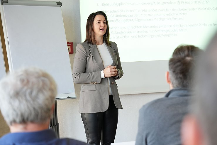 Mair stehend und redend 