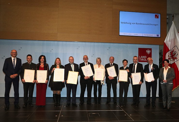 Gruppenfoto im Großen Saal des Landhauses.