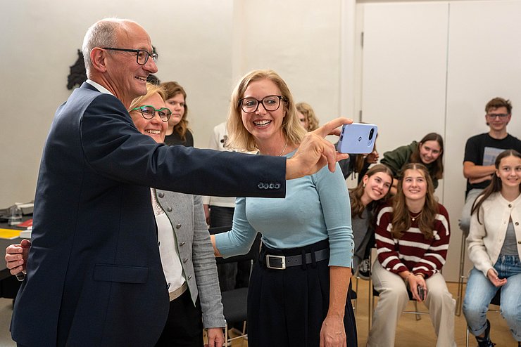 © Land Tirol/Jovanovic Drei Menschen machen ein Selfie miteinander.