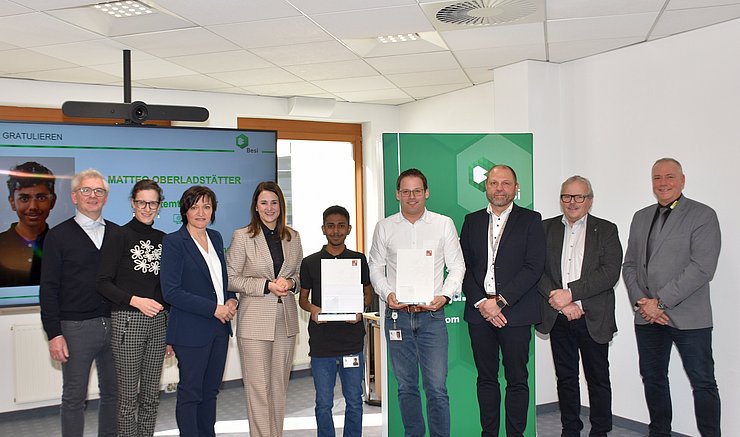 V. li. bei der Auszeichnungsfeier in der Firma Markus Vögele (Vize-Bgm Kramsach), Sonja Altenburger (Obfrau Wirtschaftskammer Kufstein), Andrea Ager (Vizepräsidentin Arbeiterkammer Tirol), Arbeits- und Jugendlandesrätin Astrid Mair, „Lehrling des Monats Jänner 2026“ Matteo Oberladstätter, Florian Seidl (Lehrlingsausbilder Besi Austria GmbH), Stefan Mayr (Geschäftsführer Besi Austria GmbH), Andreas Klingler (Vize-Bgm Radfeld) und Martin Gremer (Direktor Tiroler Fachberufsschule für Elektrotechnik, Kommunikation und Elektronik).