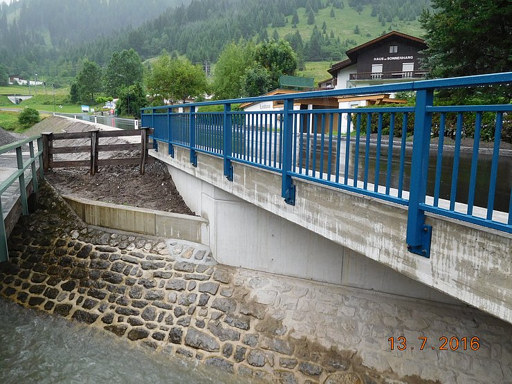 Neue Lussbachbrücke Bach oben 