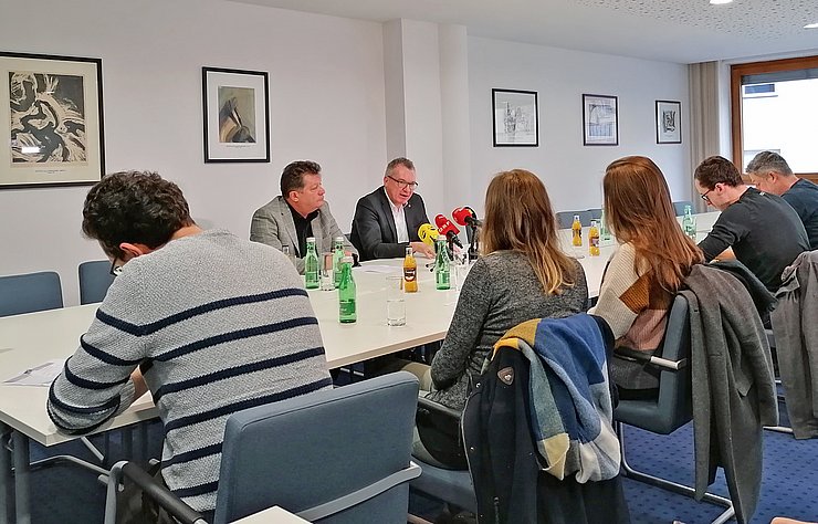 Landesrat Johannes Tratter und Gemeindeverbandspräsident Ernst Schöpf informieren bei einer gemeinsamen Pressekonferenz über neue Initiativen zum Thema Freizeitwohnsitze. 