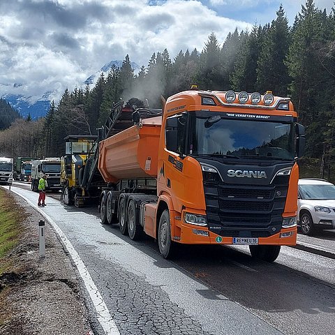 Die Asphaltierungsarbeiten auf der B 179 Fernpassstraße im Bereich Rollenmühlsteig sind bereits voll im Gange.