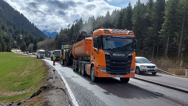 Die Asphaltierungsarbeiten auf der B 179 Fernpassstraße im Bereich Rollenmühlsteig sind bereits voll im Gange.