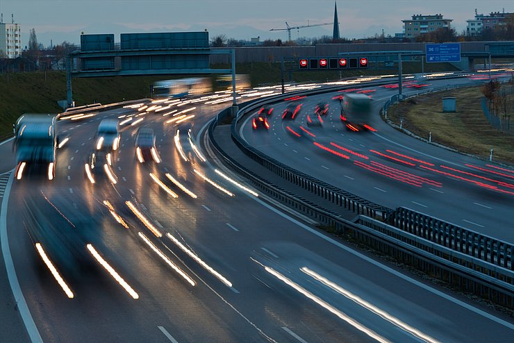 Autos auf der Autobahn bei Nacht