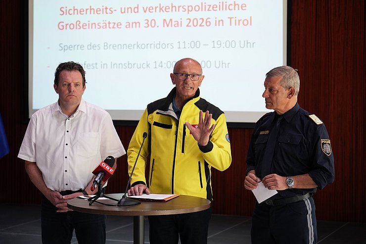 Drei Männer bei Pressekonferenz
