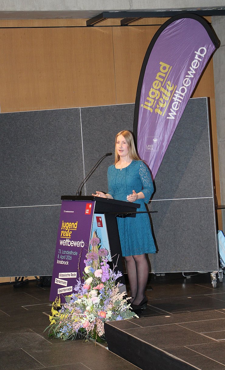 Jugendliche spricht in Mikrofon