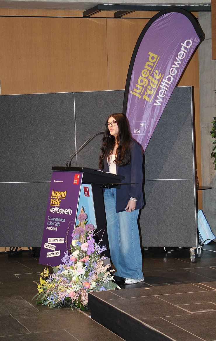 Jugendliche spricht in Mikrofon