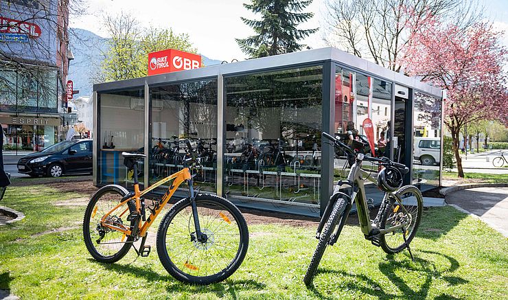 Auch in der Bike-Lounge am Bahnhof in Wörgl können Mountainbikes und E-Mountainbikes ausgeliehen werden.