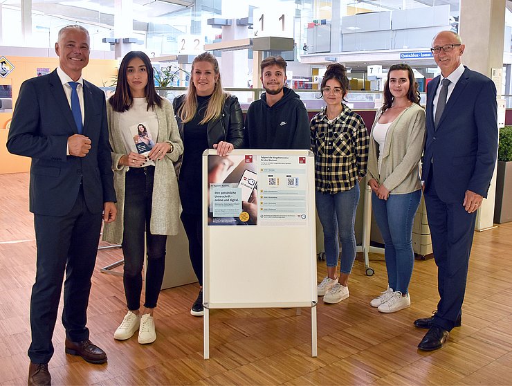 Gruppenfoto mit Bezirkshauptmann von Innsbruck-Land, Michael Kirchmair, Landesrat Anton Mattle und den Mitarbeiterinnen und Mitbarbeitern des Bürgerservice der Bezirkshauptmannschaft Innsbruck