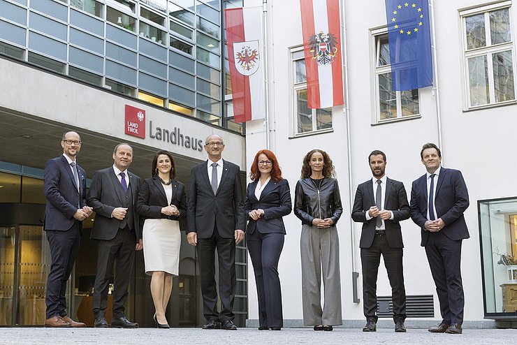 Gruppenfoto der Regierung vor dem Landhaus.