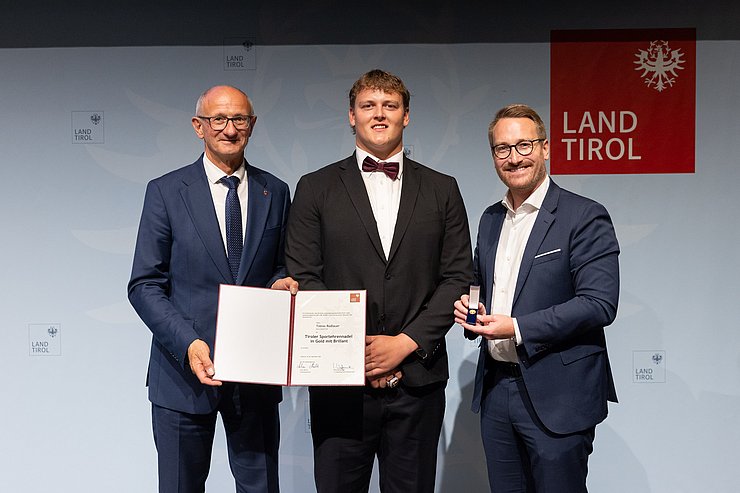 Verleihung Tiroler Sportehrennadel in Gold mit Brillant, v.l.n.r. LH Anton Mattle, Tobias Rodlauer, 1. LHStv. Philip Wohlgemuth