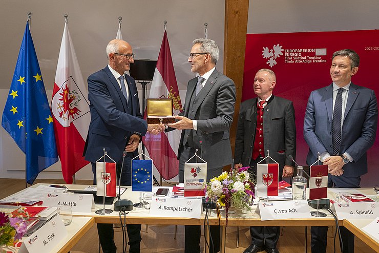 © LPA/Daniel von Jonston LH Kompatscher übergibt LH Mattle Kästchen mit Schlüssel