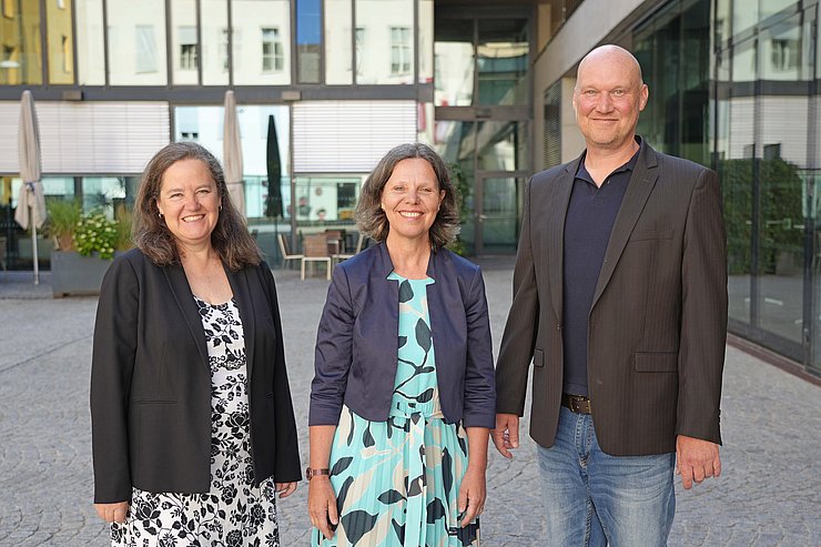 Personen stehen nebeneinander