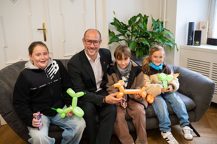 © Land Tirol/Rippl Landesrat Gerber mit Kindern