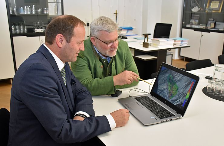 LHStv Josef Geisler (li.) und Johannes Anegg, Vorstand der Abteilung Geoinformation, analysieren anhand der Laserscandaten die Veränderungen im Gelände nach einem Murereignis.