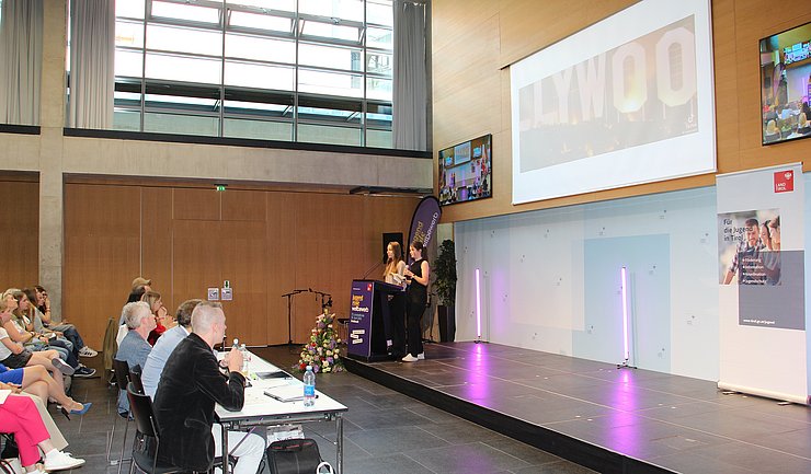 Jugendliche sprechen vor Publikum