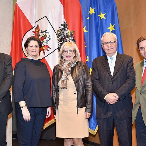 In Innsbruck tagten die österreichischen ArchivarInnen: v. l.: Jörg Schwarz, Universität Innsbruck, Karin Sperl, Präsidentin des Verbandes Österreichischer ArchivarInnen, LRin Beate Palfrader, Christoph Haidacher,Tiroler Landesarchiv, Helmut Wohnout, Generaldirektor Österreichisches Staatsarchiv.  