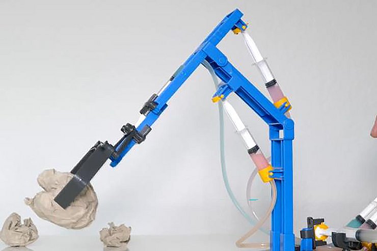 Ein Hydraulikarm bewegt Gegenstände.