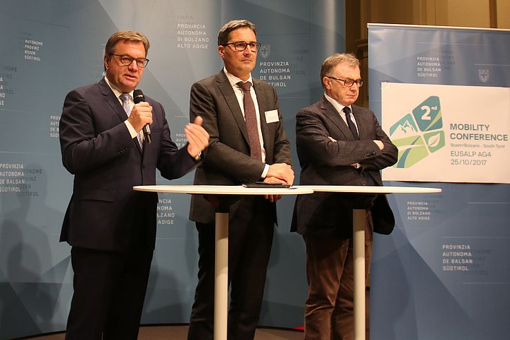LH Günther Platter, Südtirols LH Arno Kompatscher und der Trentiner Mobilitätslandesrat Mauro Gilmozzi treten vor die Presse nach der EUSALP-Mobilitätskonferenz.
