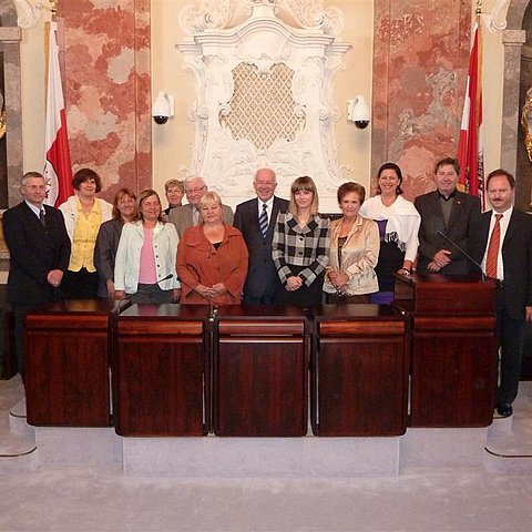 Landtagspräsident van Staa (Bildmitte) und Landesvolksanwalt Dr. Josef Hauser (ganz rechts) mit der Vorsitzenden des Petitionausschusses Barbara Borchardt (links vom Landtagspräsidenten) und den weiteren Mitgliedern des Ausschusses